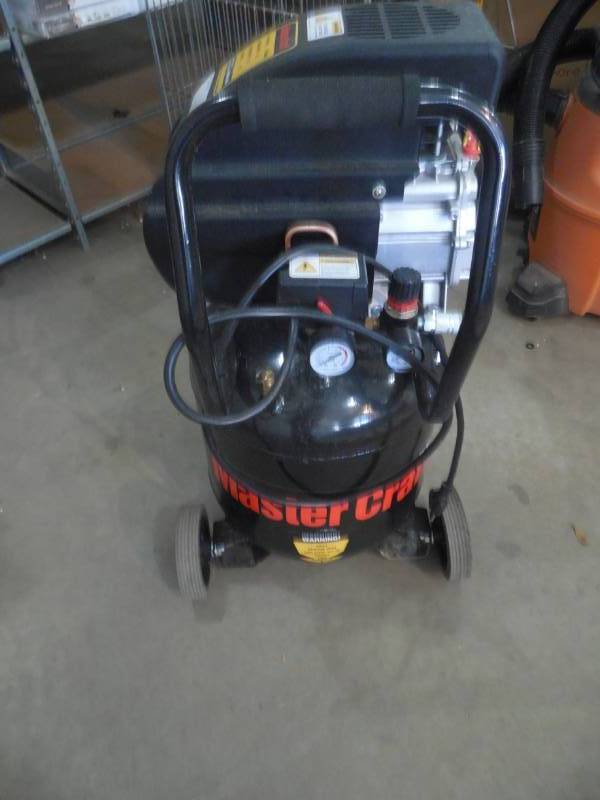 lot 82 image: Master Craft 10-Gallon 3.5 HP Air Compressor