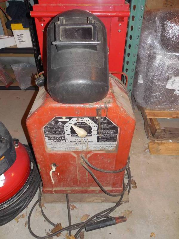 lot 86 image: Lincoln Electric 225 Amp ArcStick Welder AC225S, 230V