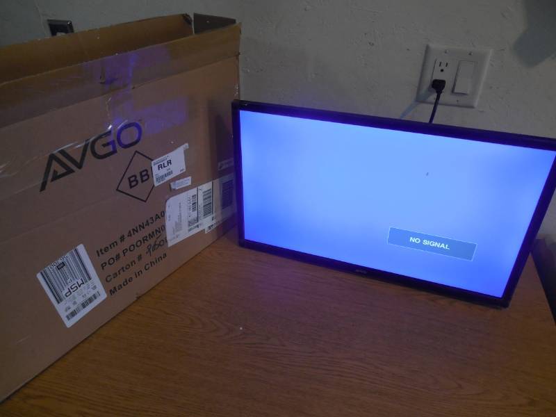 lot 100 image: AVGO 24 720p LED TVDVD Combo