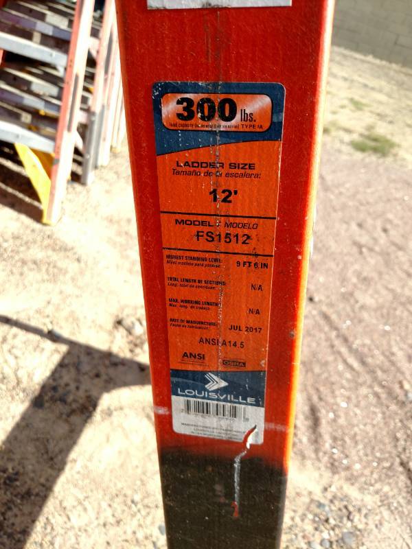 Louisville 12 Fiberglass Step Ladd...