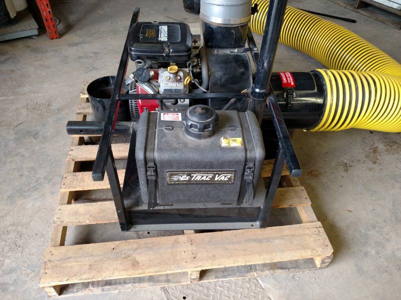 Trac Vac Leaf Vacuum, Model 2116, 1...