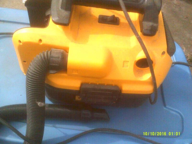2 GALLON DEWALT WET DRY VAC