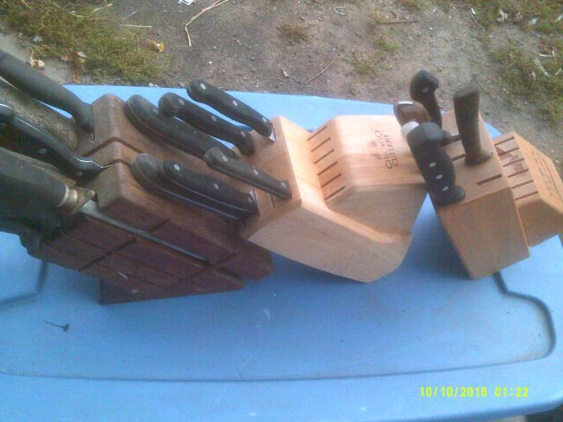 3 BUTCHER BLOCKS AND KNIVES