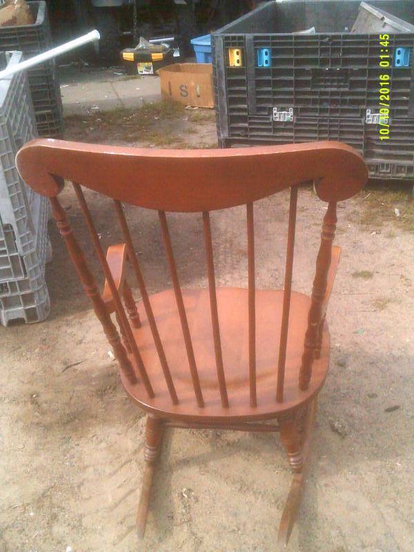 VINTAGE WOODEN ROCKING CHAIR