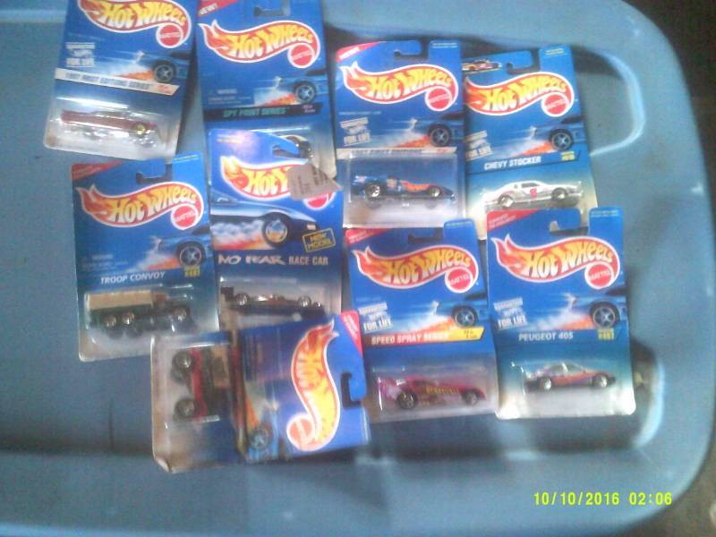 9 COLLECTIBLE HOT WHEELS