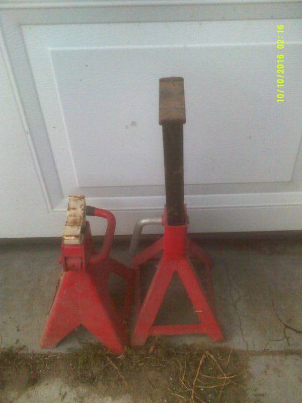 2 JACK STANDS