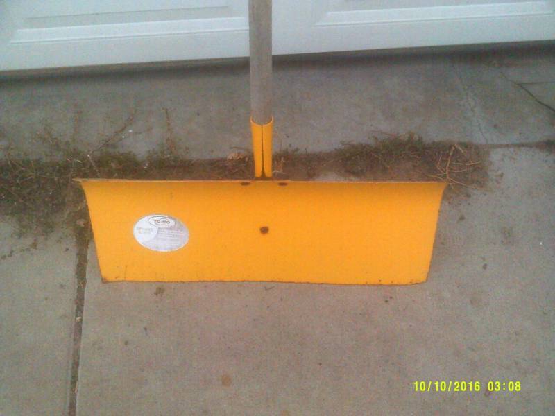 HEAVY DUTY STEEL SNOW SHOVEL