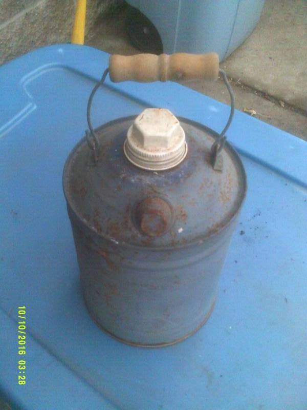 ANTIQUE METAL CAN WITH SPOUT