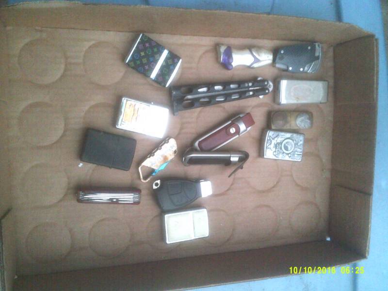 COLLECTIBLE LIGHTERS AND KNIVES