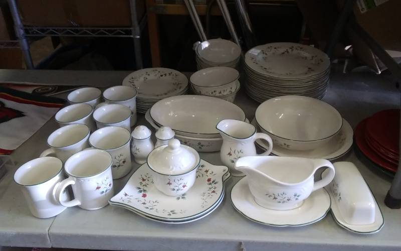 Pfaltzgraff Holly Berry Dish Set (Service For 8) With Many Serving Pieces