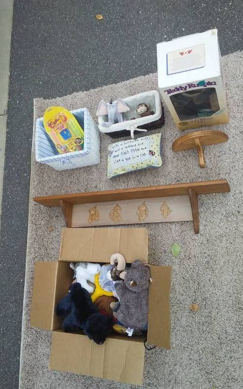 Lot Of Kids Room Decor & Nice Stuffed Animals