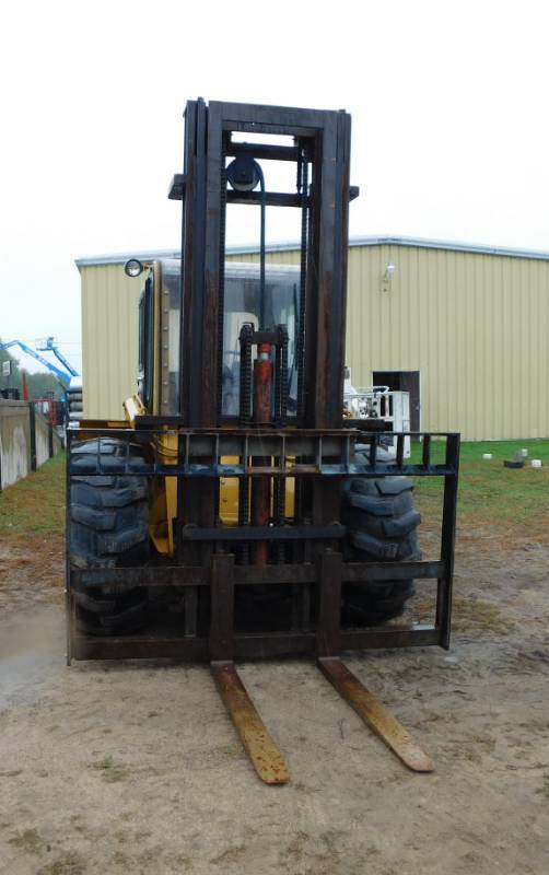 lot 2 image: 2011 Master Craft Rough Terrain Tractor Lift