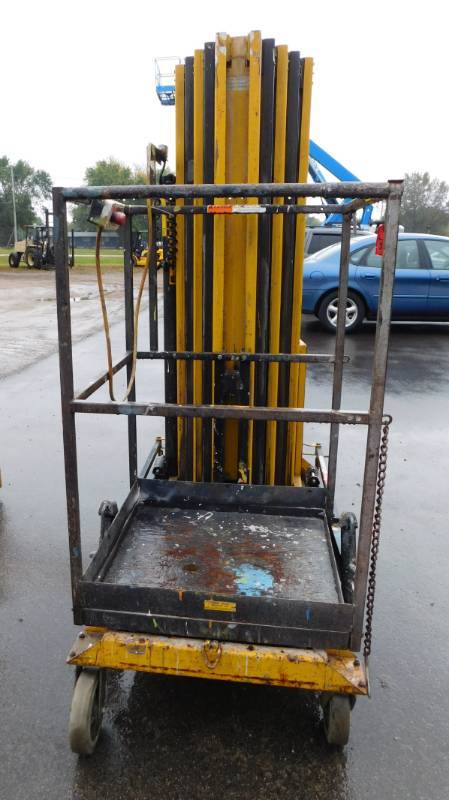 lot 14 image: 2001 Bil-Jax Cougar Lift XER2451