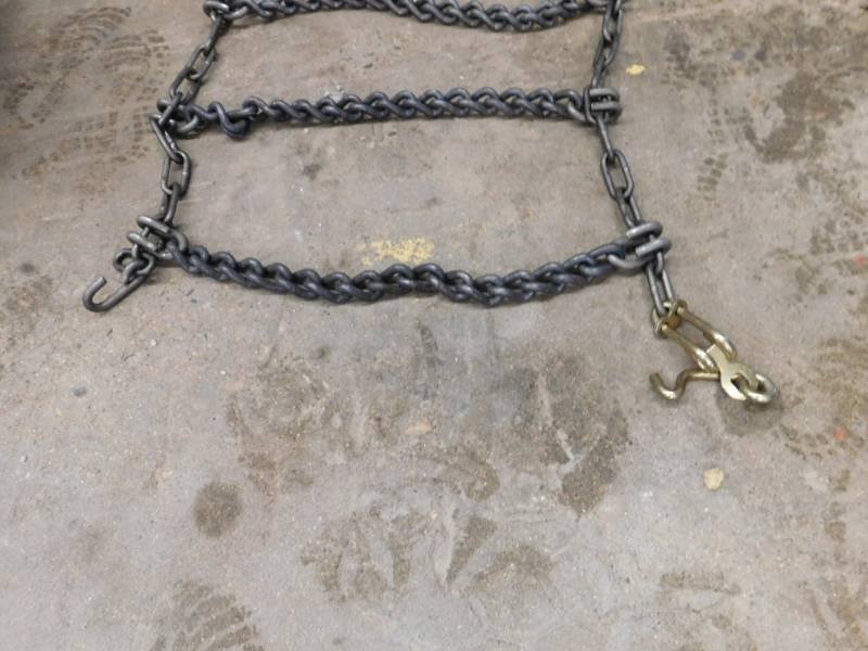 lot 21 image: Single New Tire Chain - 136 x 21(w)