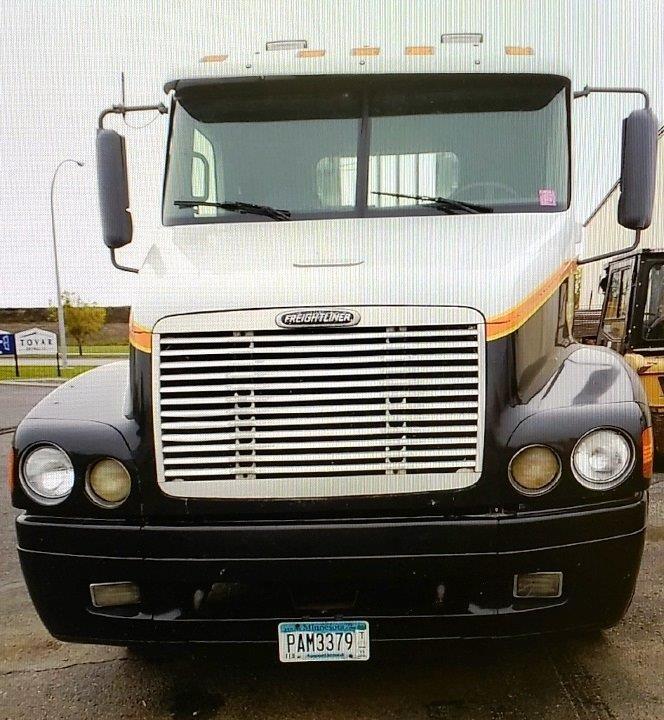 lot 4 image: 2001 Freightliner DS