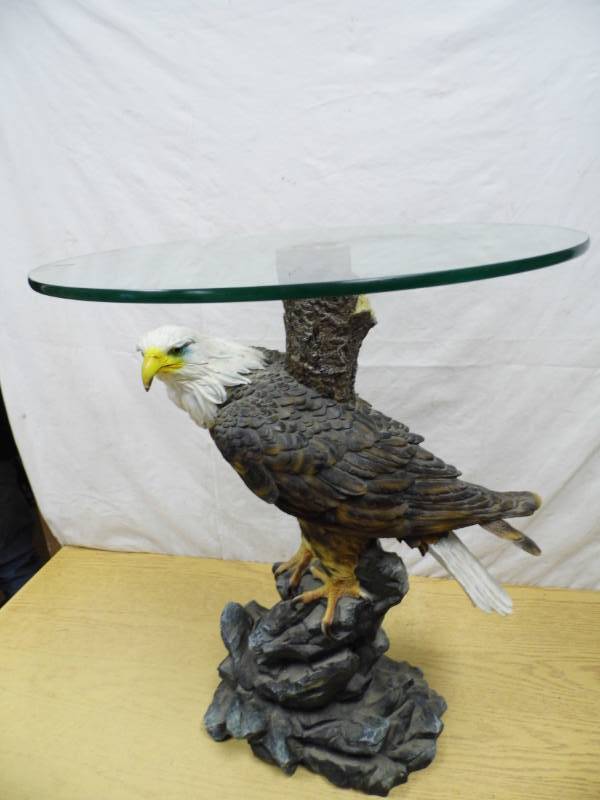 lot 2 image: Eagle Table