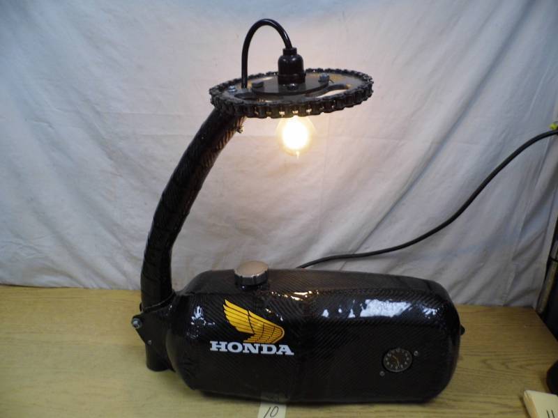 lot 10 image: Gas Tank Light - Clock