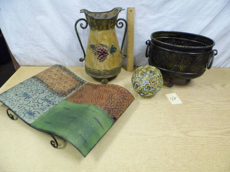 lot 42 image: Metal Dcor