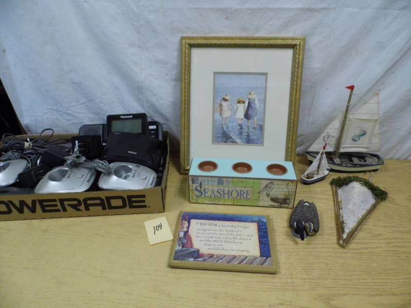 lot 104 image: Phones - Decor