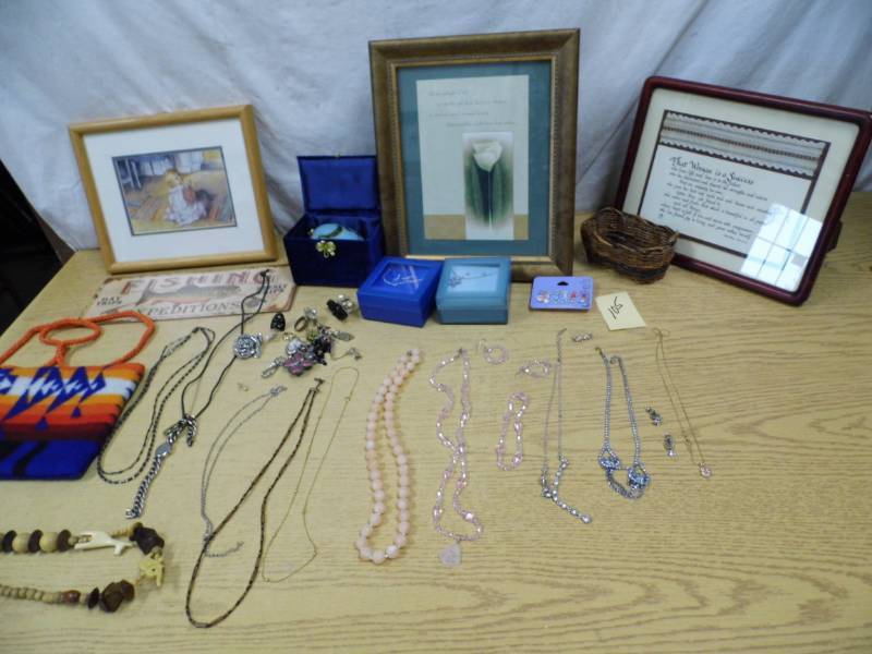 lot 105 image: Jewelry - Decor