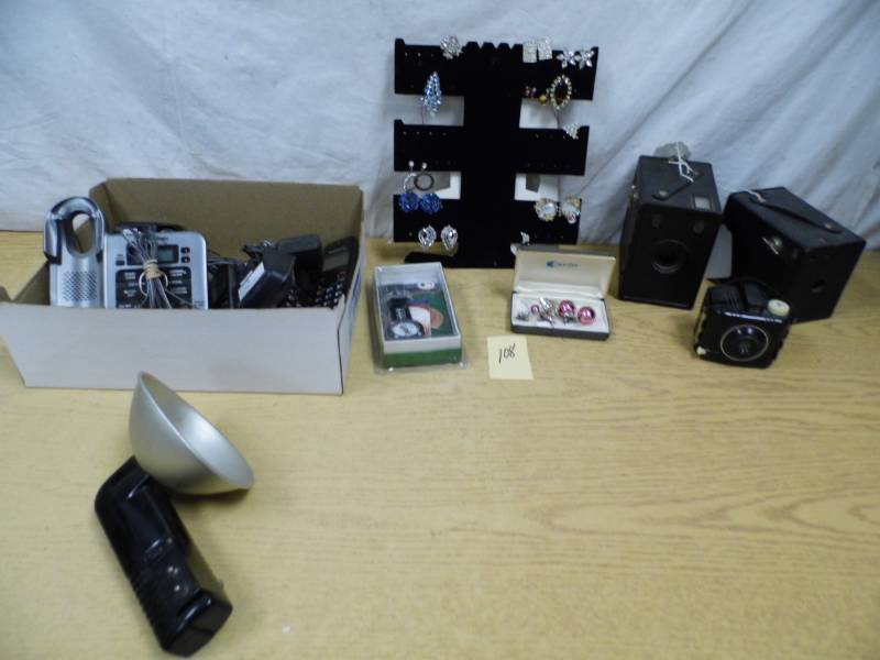 lot 108 image: Camera - Jewelry