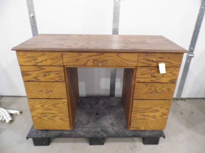 lot 115 image: Desk