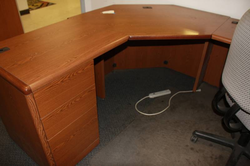 U Shape Desk with White Board Room 7