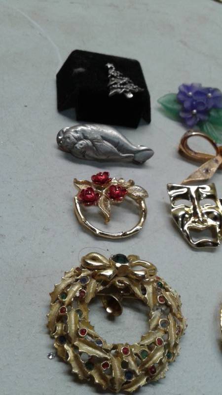 lot 8 image: Lot Of Fashion Pins And Brooches