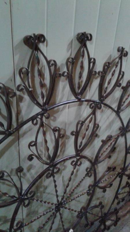 lot 35 image: Large 4 Round Metal Hanging Garden Decor Trellises
