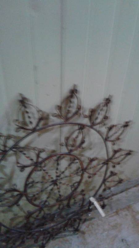 lot 36 image: 3 Metal Hanging Round Garden Decor Trellises