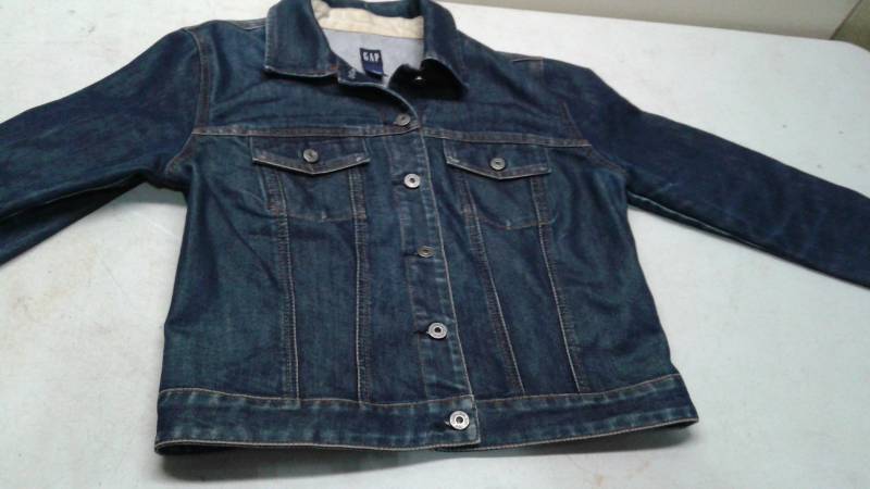 lot 61 image: Womens Gap Jean Jacket, Size Large, Used, May Show Some Wear