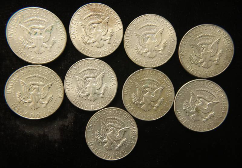 lot 79 image: 9 US 1965-1969 KENNEDY 40% SILVER HALF DOLLARS