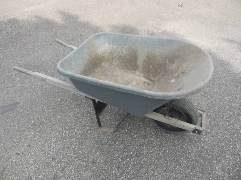 True Temper wheel barrow with plast...