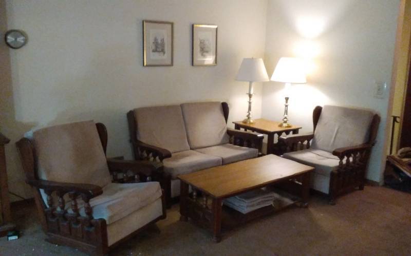 lot 1 image: Living Room Set