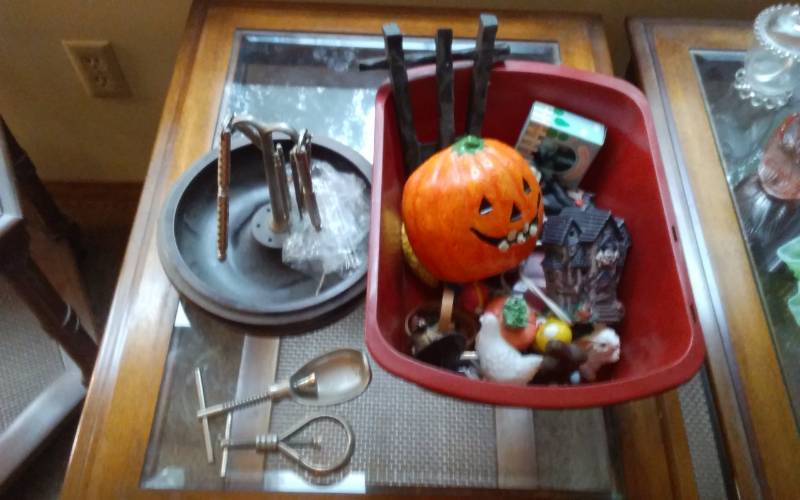 lot 12 image: Tub Of Seasonal Misc & Vintage Nutcrackers