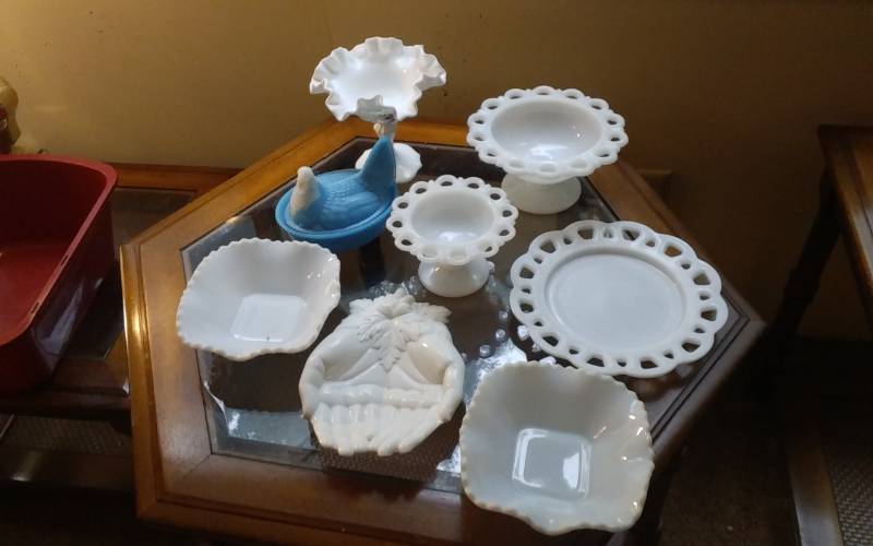 lot 13 image: Lot Of Milk Glass & Blue Hen On Nest