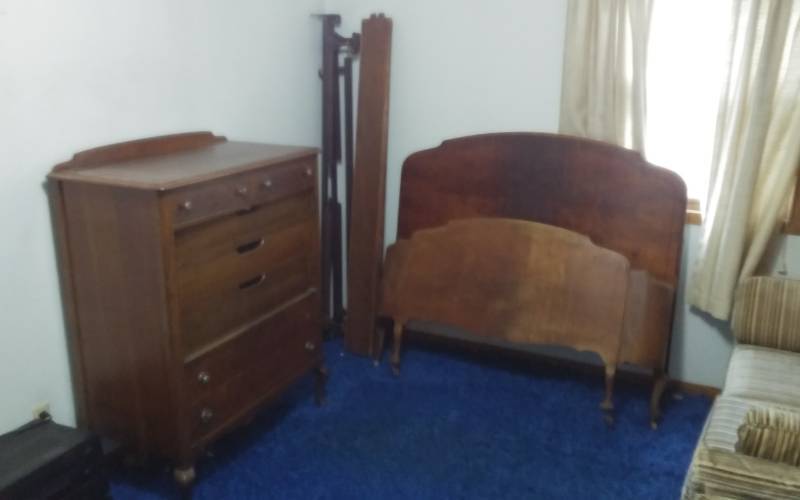lot 17 image: Vintage Bedroom Set