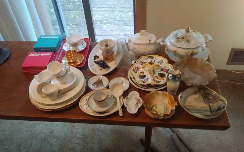 lot 30 image: Vintage Dish Wares Bring Boxes