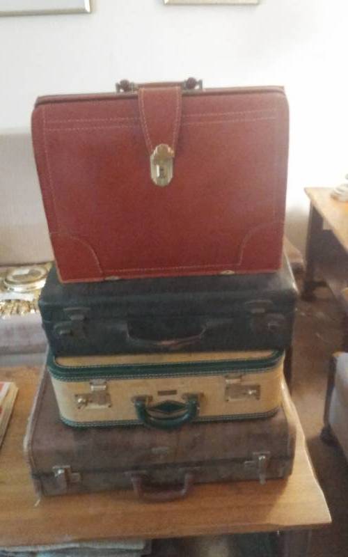 lot 42 image: Lot Of Vintage Suitcases
