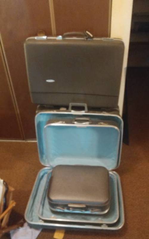 lot 43 image: 3-Assorted Luggage