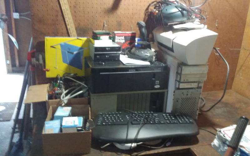 lot 100 image: Computer Related