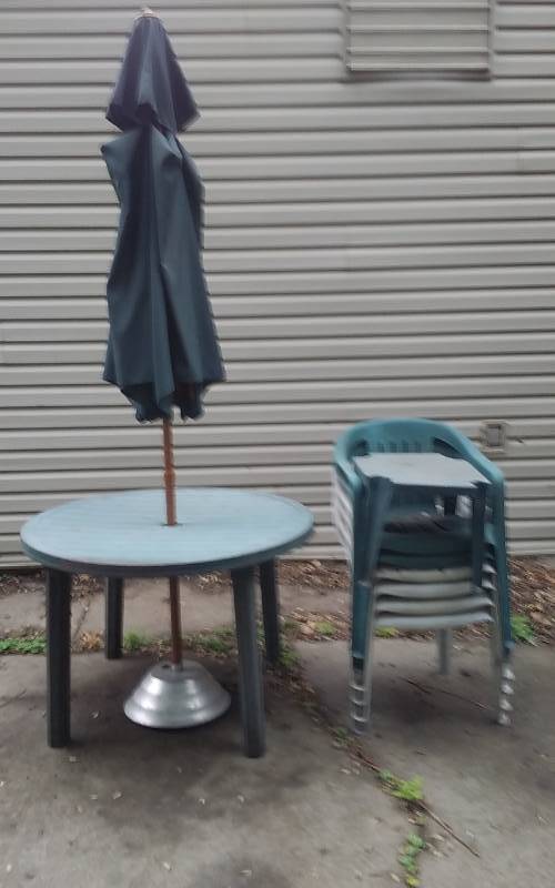 lot 105 image: Plastic Patio Table Set With Umbrella & Stand Includes 6 Chairs
