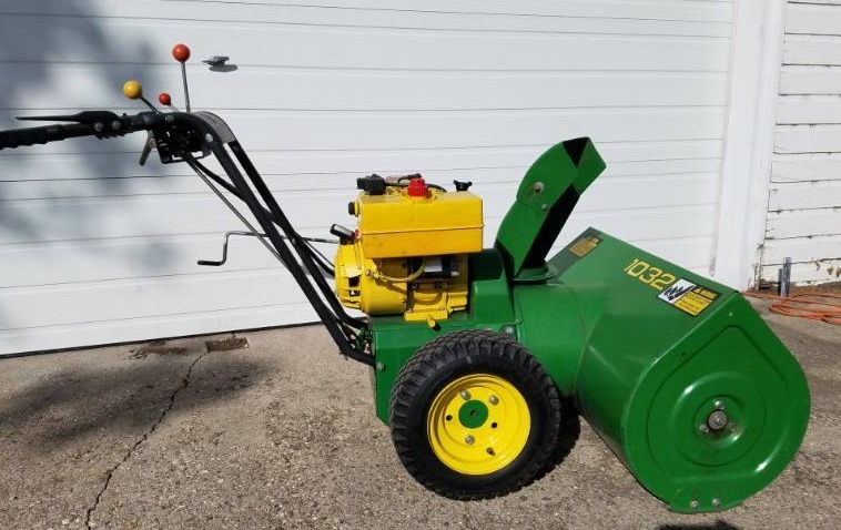 lot 2 image: John Deere 1032 Snow Blower 32 Cut