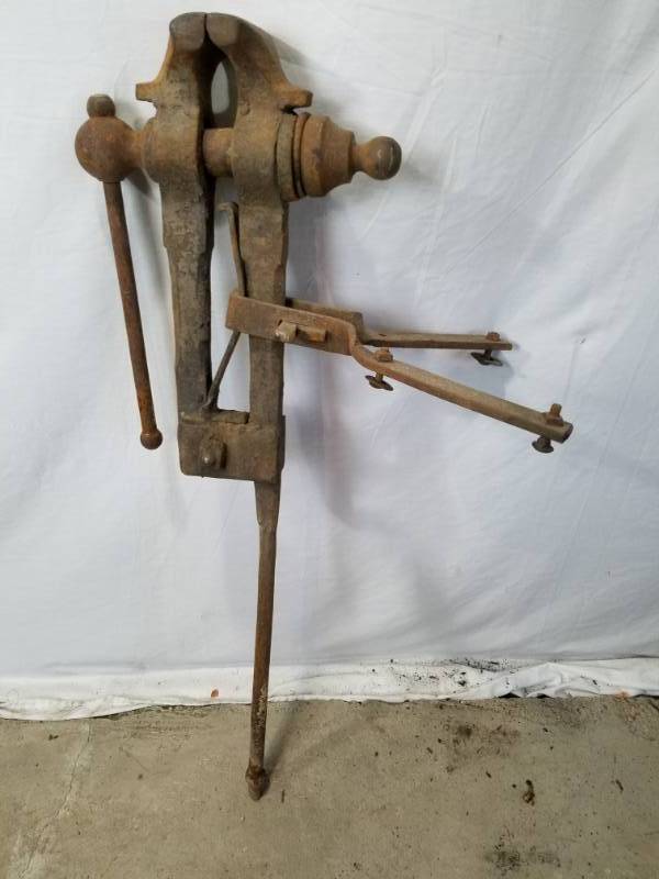 lot 7 image: 41 inch Black Smith Vise
