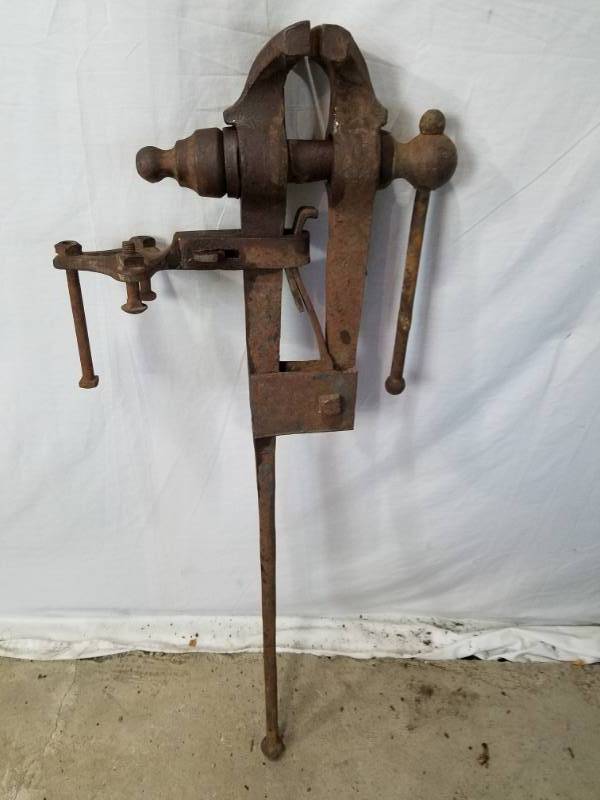 lot 8 image: Black Smith Vise 41 inches high C