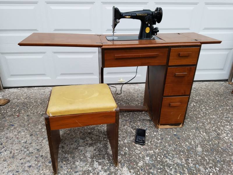 lot 28 image: Singer Sewing Machine and table plus many accessories in working condition