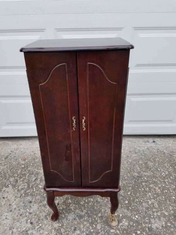 lot 29 image: Powell Jewelry dresser stand