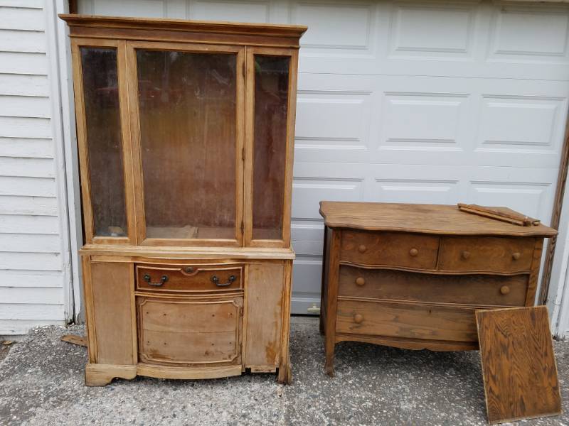 lot 30 image: Dresser and China Hutch