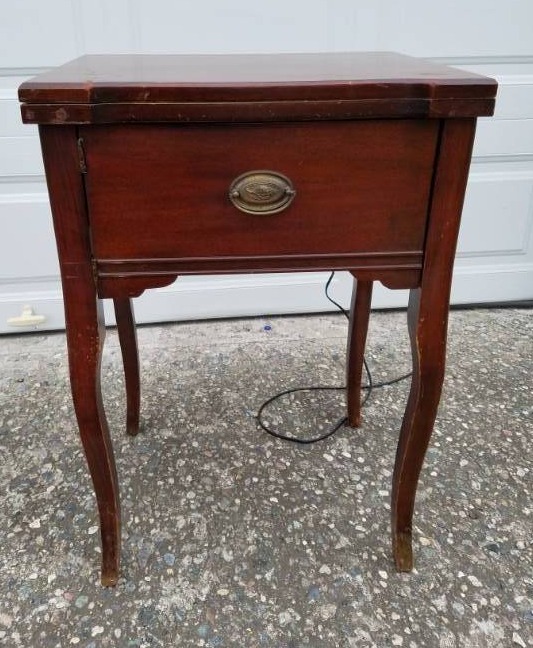 lot 32 image: Empty Sewing table