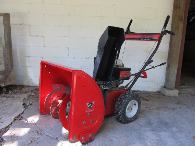 lot 75 image: Working Heavy Duty MTD 5hp Snow Blower